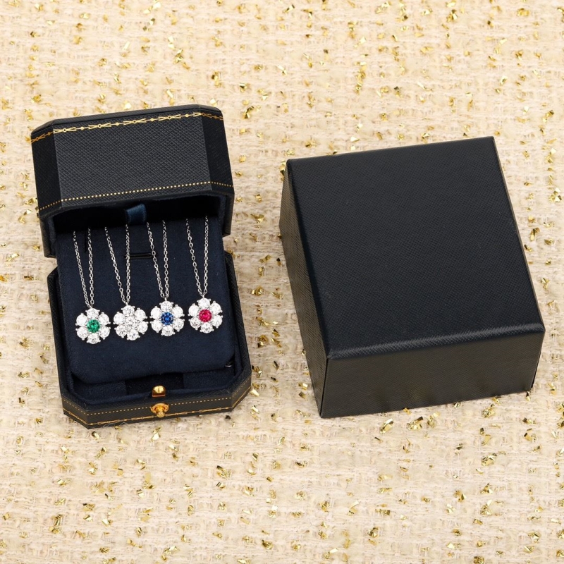 G*u*i necklaces